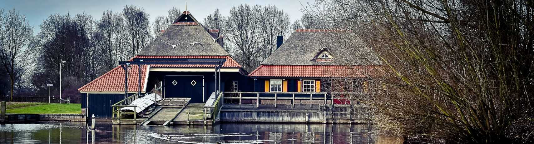Landhuis met boothuis aan het water in Enter - Asbroek Adviesgroep