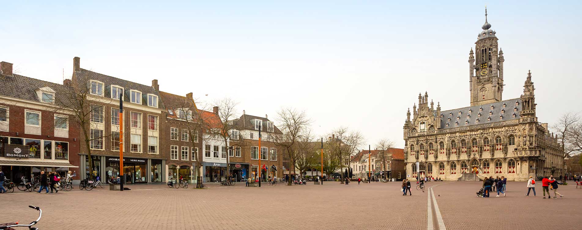 Stadhuis en marktplein van Middelburg - Corstanje Assurantiën