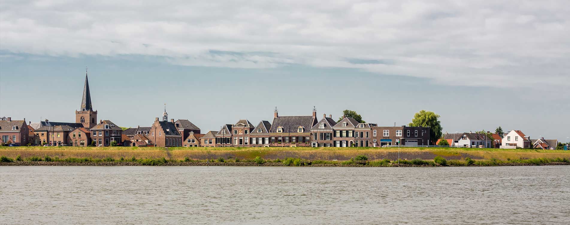 Historische stad Ameide gezien vanaf de Lek - Den Hartog Verzekeringen