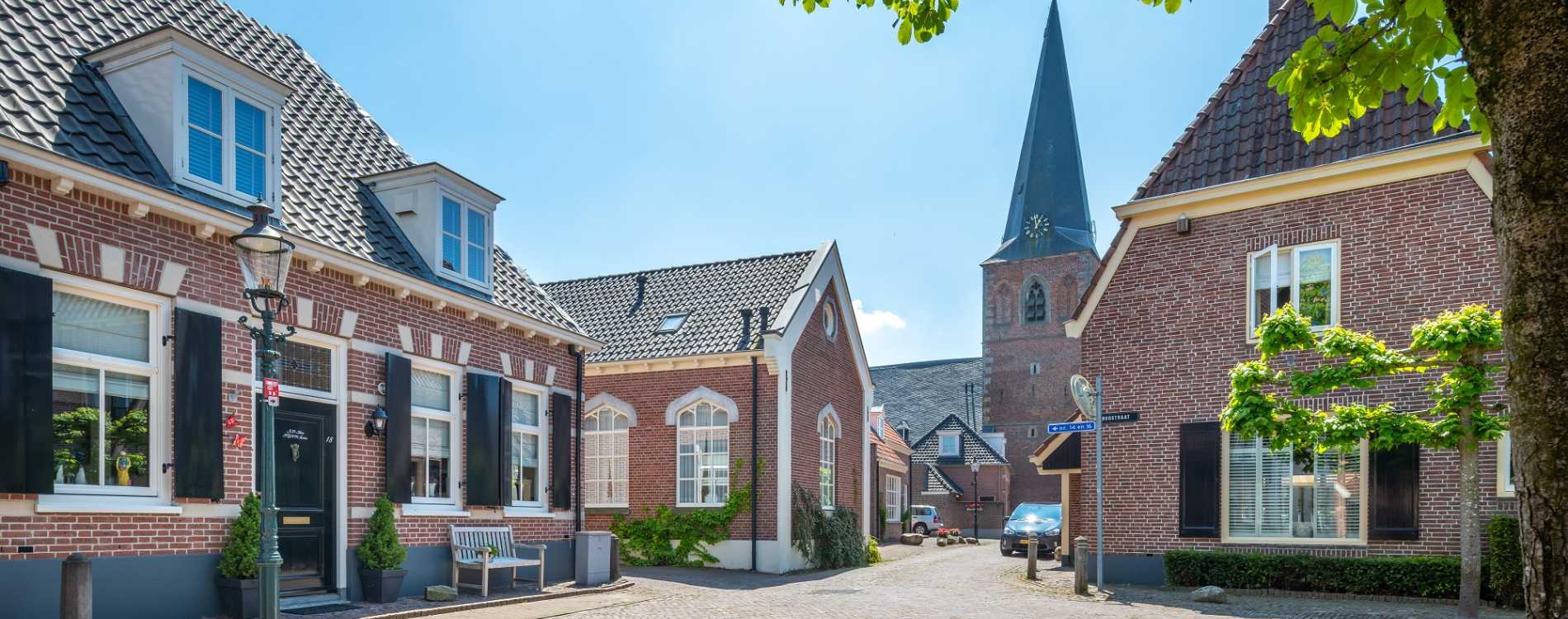 Kerk en kerkplein in Borne - Baartman Assurantiën