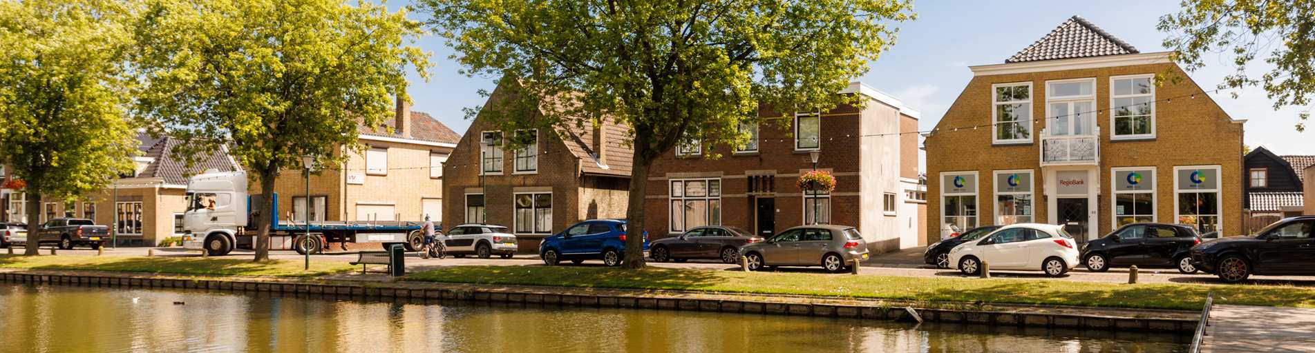 Uitzicht over kanaal en huizen 's Gravendeel - NVO Groep