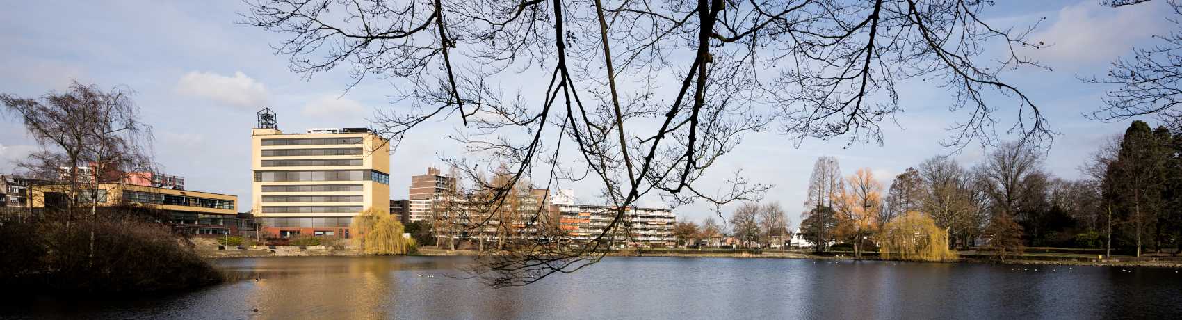 Uitzicht over vijver en woonwijk in Brunssum