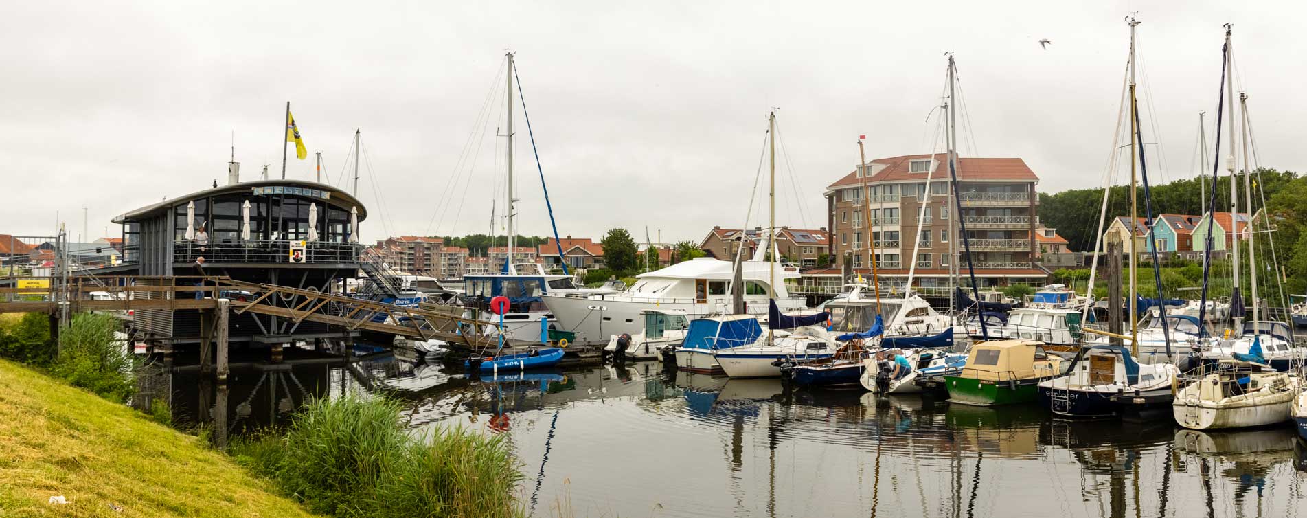 Zeilboten in de haven van Tholen - Overbeeke