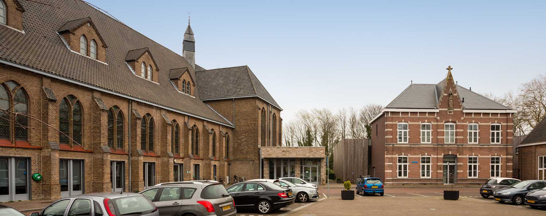 Parkeerplaats bij kerk in Sprundel - Veldsink Lodewijks Van Ginniken