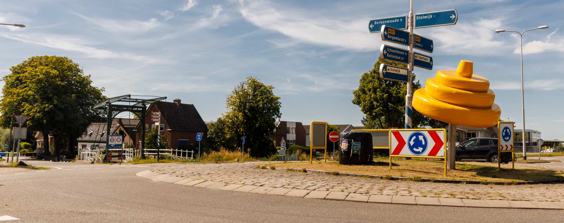 Drie kazen en een klomp boter het wapen van Stolwijk -  ENDASS Verzekeringen & Hypotheken