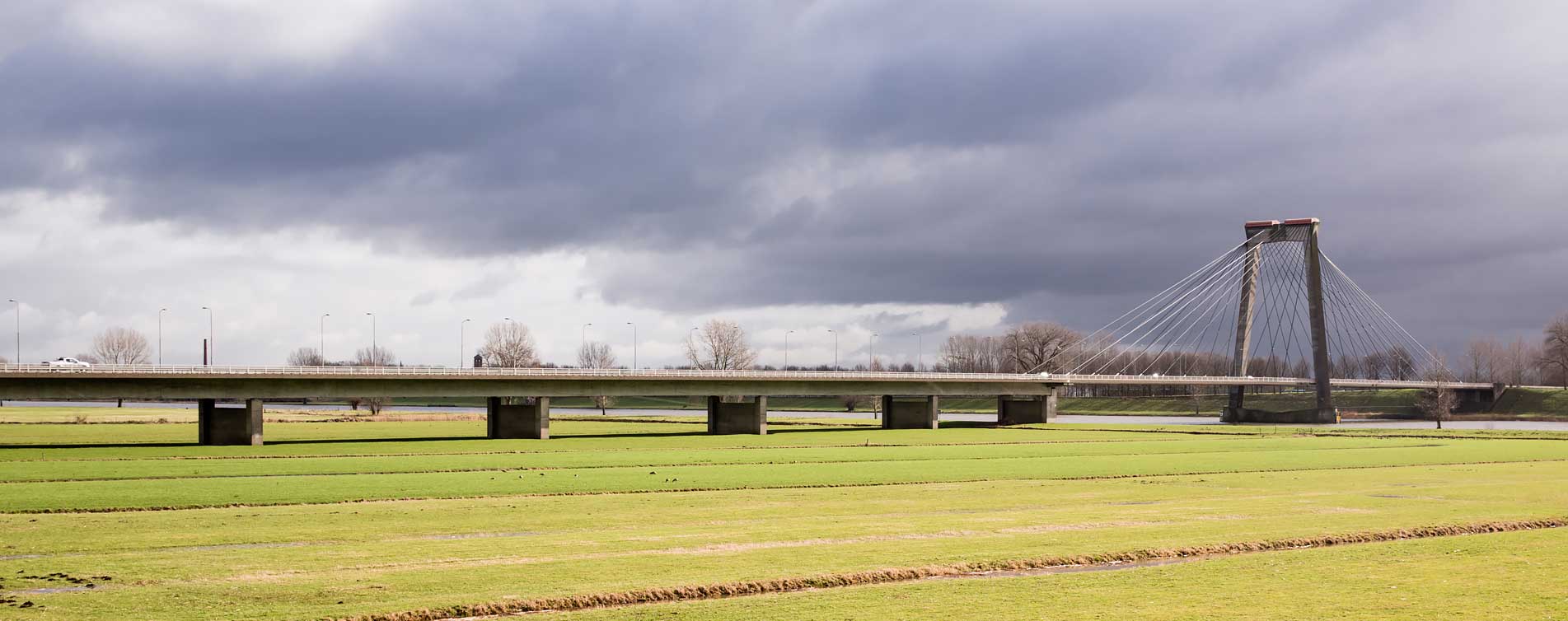 UIterwaarden en brug bij Vlijmen - Assuflex