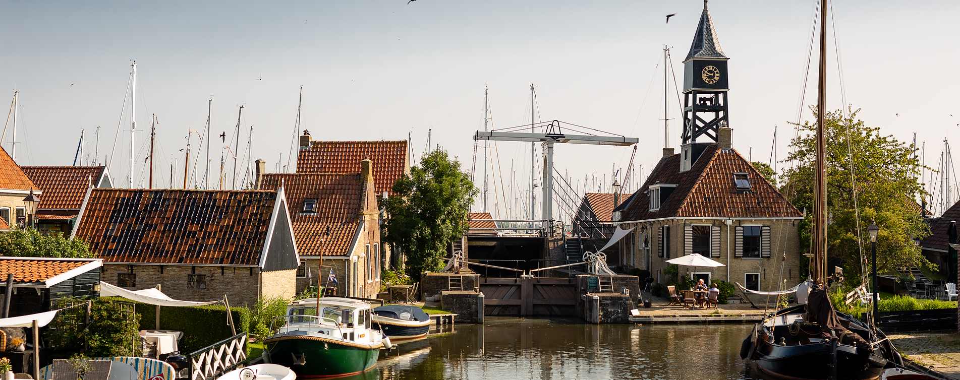Sluis en haven van Hindeloopen - Assurantiekantoor M. Kruis