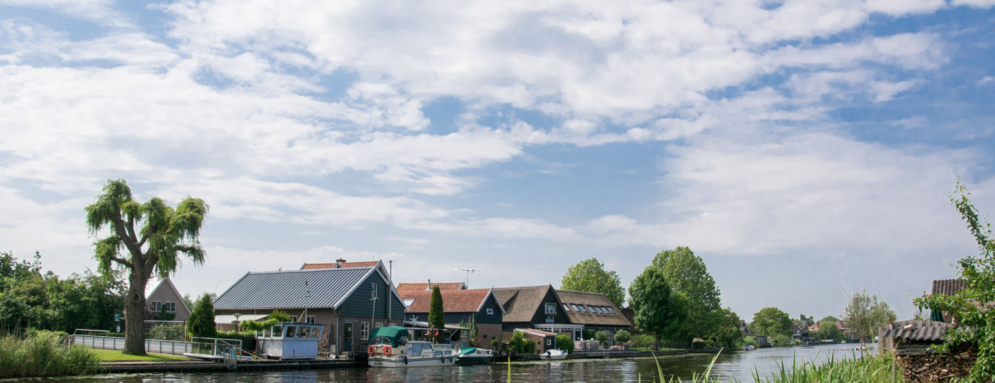 De omgeving van Versluis Assurantien, RegioBank in Giessenburg