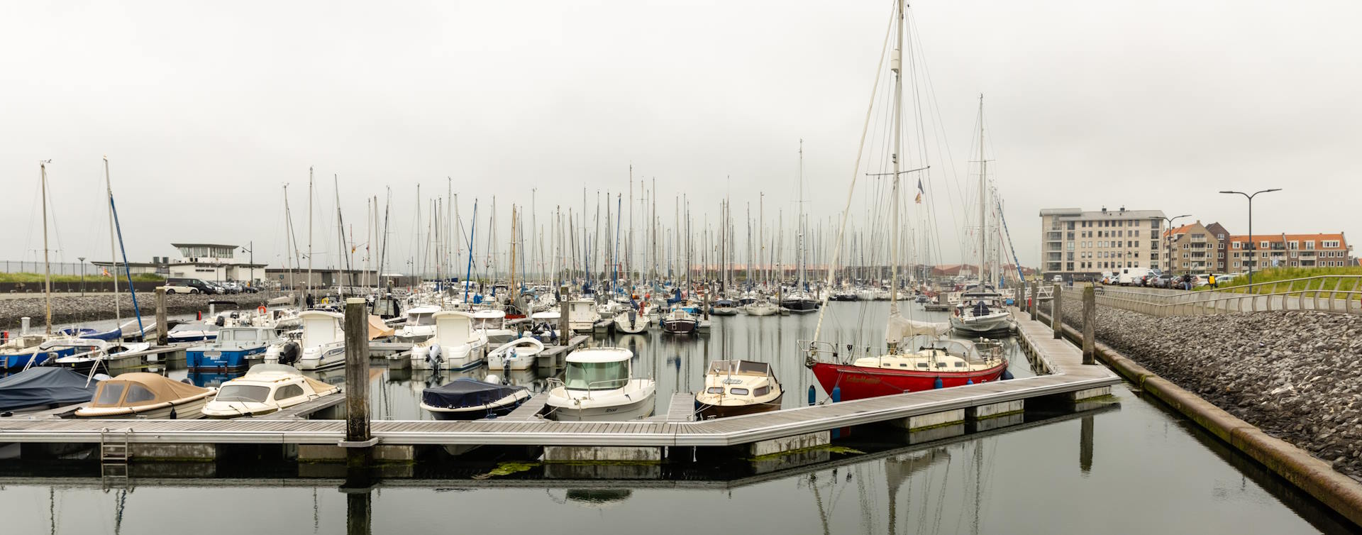 Boten en zeilboten in de jachthaven van Sint Annaland - Overbeeke